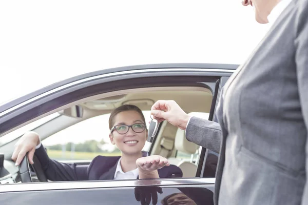 Beskuren Bild Affärskvinna Ger Bilnyckel Till Leende Kollega — Stockfoto