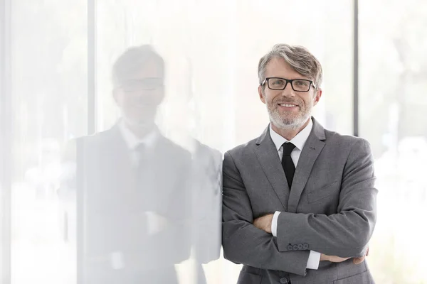 Porträt Eines Lächelnden Reifen Geschäftsmannes Mit Verschränkten Armen Der Sich — Stockfoto