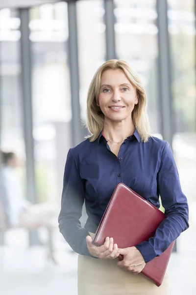 Ritratto Donna Affari Matura Sorridente Piedi Nuovo Ufficio — Foto Stock