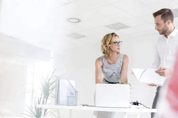 Geschäftspartner Diskutieren Neuem Büro Über Dokument — Stockfoto