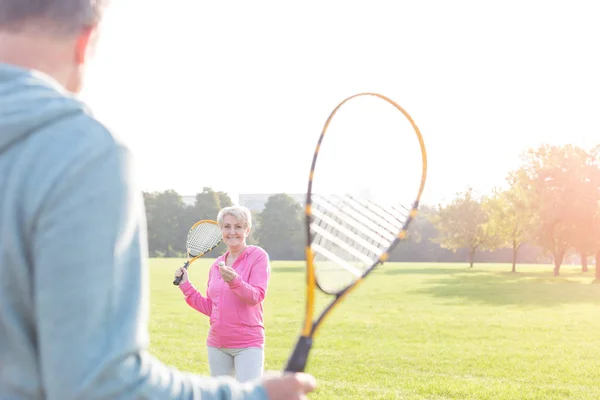 Lächelnde Seniorin Serviert Badminton Park — Stockfoto