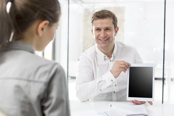 Kreativer Geschäftsmann Zeigt Kollegen Büro Digitales Tablet — Stockfoto