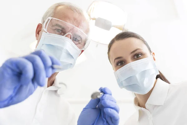 Retrato Baixo Ângulo Dentistas Masculinos Femininos Usando Máscaras Clínica Odontológica — Fotografia de Stock