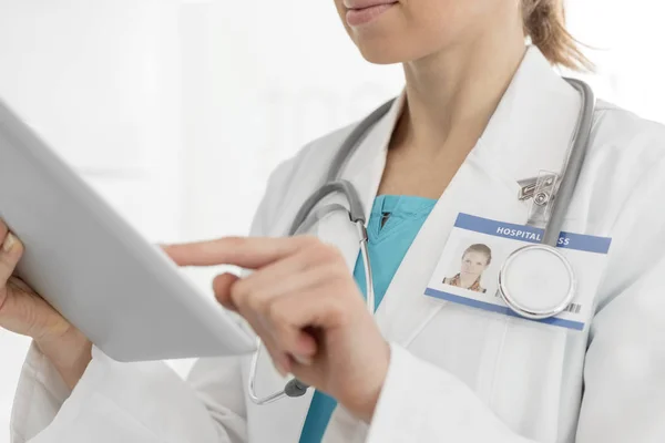 Μεσαίο Τμήμα Του Γυναίκα Γιατρό Χρησιμοποιώντας Ψηφιακό Tablet Στην Κλινική — Φωτογραφία Αρχείου