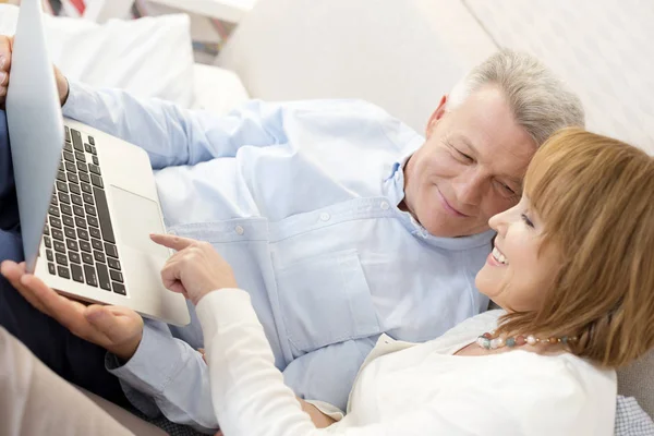 Smiling Mature Woman Pointing Laptop Man Bedroom Home — Stock Photo, Image