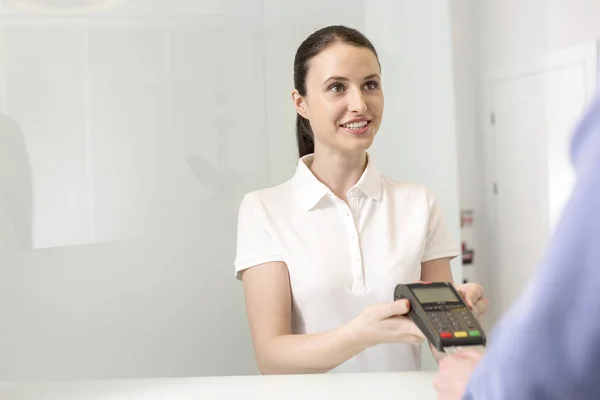 Glimlachend Jonge Patiënt Betalen Kosten Creditcard Aan Kassa Kliniek — Stockfoto