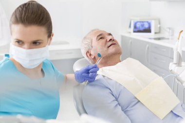Orta yetişkin diş hekimi hastayla ekipman tedavi üst düzey Kliniği