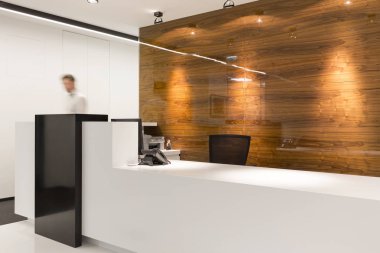 Boş ışıklı alma modern ofis içinde