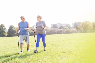 Çimenli alan üzerinde yürüme Polonyalılar hiking ile üst düzey çift