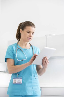 Kendine güvenen Doktor Diş Kliniği'nde dijital tablet kullanma