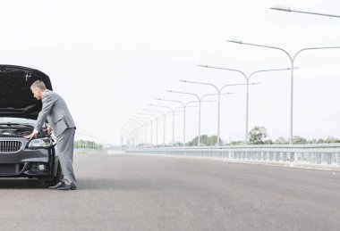 İş profesyonel gökyüzü karşı yolda arıza araba görünümlü