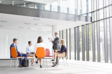 Ofis arkadaşları ile Strateji planlama toplantısı sırasında işadamı