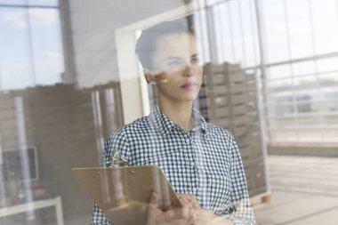 Pano dağıtım depo, pencereden görmüş sandıkları karşı düşünceli çiftçi