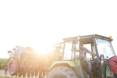 Adam çiftliğinde gökyüzü hasat sürüş