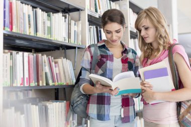 Arkadaşlar duran Kütüphanesi'nde kitap okuma