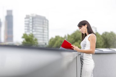 Kendine güvenen işkadını istinat duvarı dosyasını office terasta okuma