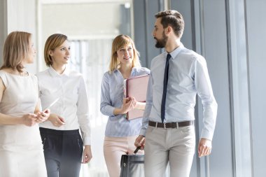 Office koridorda yürürken tartışmaya emin iş arkadaşları