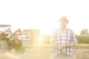 Gülümseyen olgun çiftçi hasat çiftliğinde karşı daimi