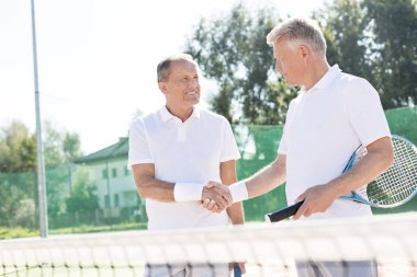 Yaz maç sırasında Tenis Kortu üzerinde dururken tebrik erkekler gülümseyen