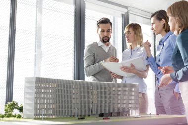 İş arkadaşları belge Office proje planlama yaparken okuma