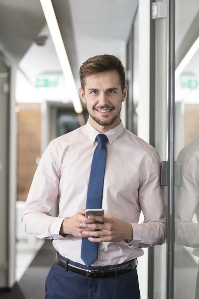 Porträt Eines Geschäftsmannes Der Sein Handy Büro Hält — Stockfoto