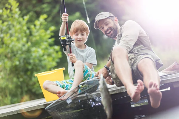Full Length Smiling Father Son Catching Fish Butterfly Fishing Net — Stock Photo, Image