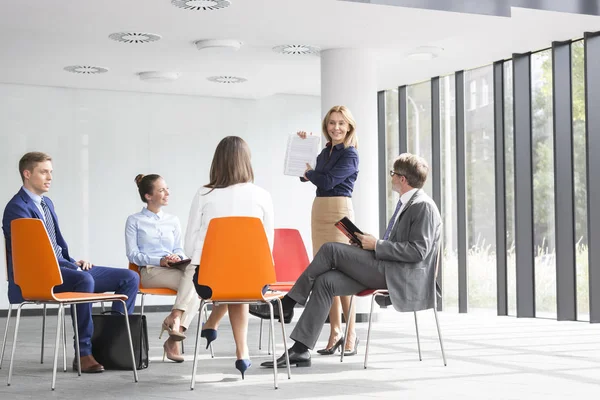 Επιχειρηματίας Σχεδιασμό Στρατηγικής Τους Συναδέλφους Κατά Διάρκεια Συνάντησης Στο Γραφείο — Φωτογραφία Αρχείου