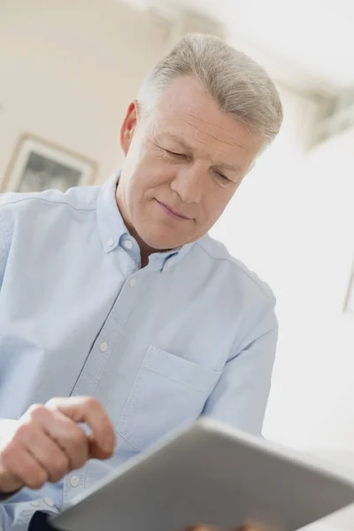 Volwassen Man Met Behulp Van Digitale Tablet Thuis — Stockfoto