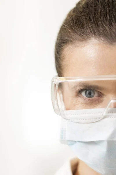 Närbild Porträtt Tandläkare Bär Kirurgisk Mask Och Skyddsglasögon Vid Kliniken — Stockfoto