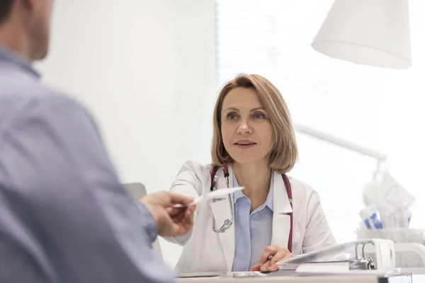 Médico Sonriente Dando Prescripción Paciente Escritorio Hospital —  Fotos de Stock