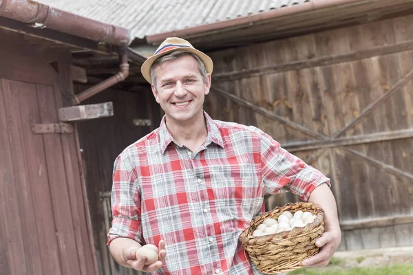 Glimlachend Volwassen Boer Houden Van Verse Eieren Rieten Mand Boerderij — Stockfoto