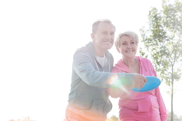 Sorrindo Casal Sênior Jogando Com Disco Voador Parque — Fotografia de Stock