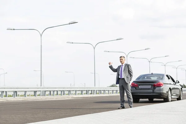 Maduro Hombre Negocios Autoestop Mientras Está Pie Con Coche Avería — Foto de Stock