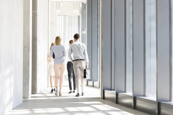 Vista Trasera Gente Negocios Caminando Pasillo Oficina — Foto de Stock