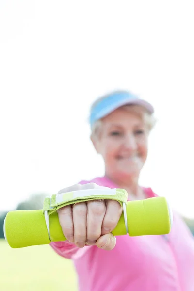 Femme Âgée Faisant Exercice Avec Haltère Verte Dans Parc — Photo