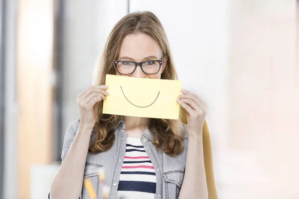 Creatieve Zakenvrouw Papier Met Glimlach Getrokken Het Bedrijf — Stockfoto