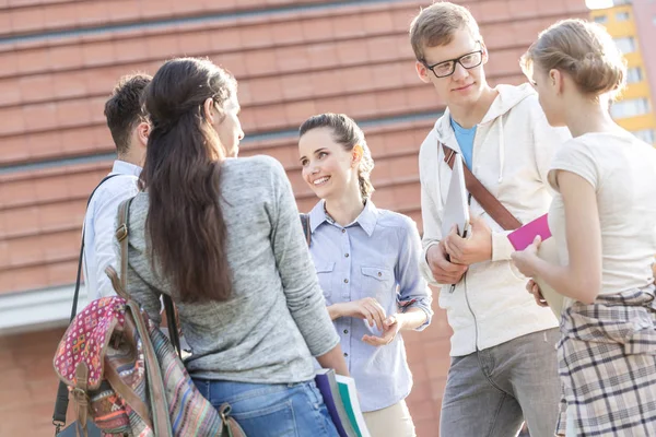 Glückliche Studenten Stehen Auf Dem Campus Der Universität — Stockfoto