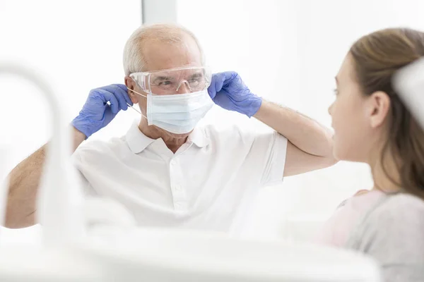 Dívka Při Pohledu Starší Zubaře Masku Stomatologické Klinice — Stock fotografie