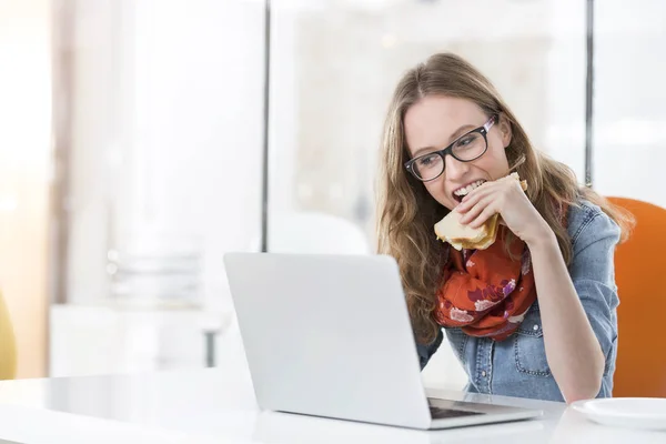 Mulher Negócios Bonita Comer Sanduíche Usar Laptop Escritório — Fotografia de Stock