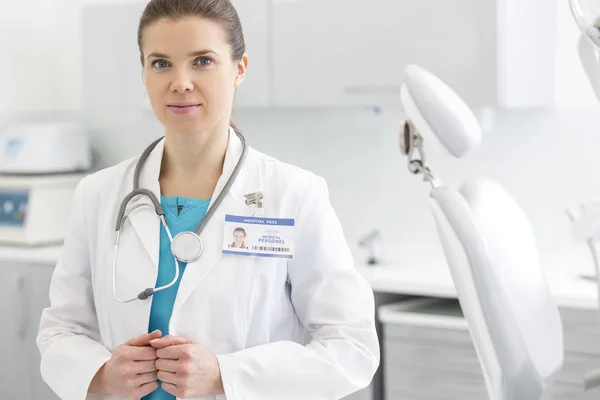 Potret Kepercayaan Diri Dokter Labcoat Dengan Stetoskop Klinik Gigi — Stok Foto