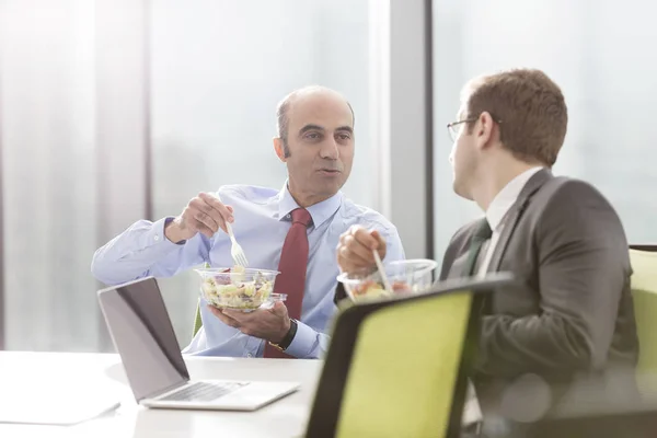 Zakenman Praat Met Collega Tijdens Het Eten Van Lunch Bestuursruimte — Stockfoto