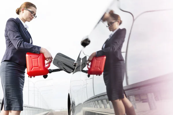 Tiefansicht Der Exekutive Mit Kanister Betankt Auto Gegen Himmel — Stockfoto