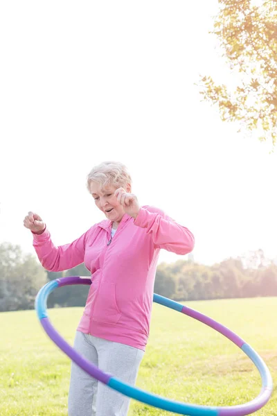Actieve Senior Vrouw Hula Hooping Park — Stockfoto