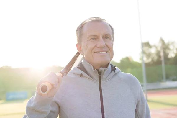 Sonriente Hombre Mayor Pie Con Raqueta Tenis Cancha Contra Cielo — Foto de Stock