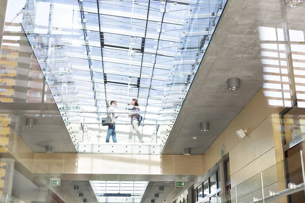 Visão Baixo Ângulo Estudantes Andando Piso Vidro Campus Universitário — Fotografia de Stock