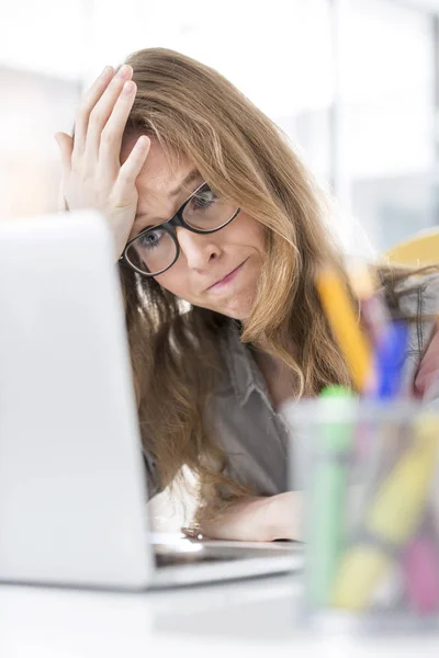 Donna Affari Frustrata Che Guarda Computer Portatile Ufficio — Foto Stock