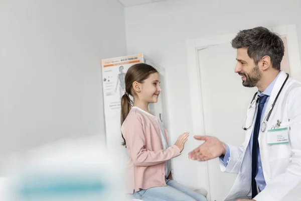 Lächelnd Mitte Erwachsener Arzt Gibt Patientin Krankenhaus Die Hand — Stockfoto