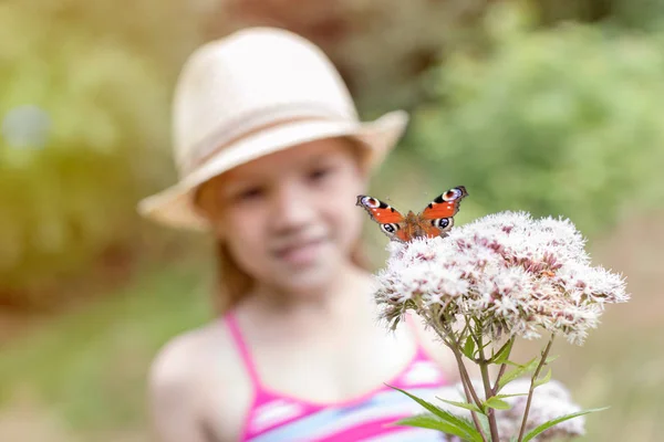 Flicka Tittar Fjäril Sittande Blommor Park — Stockfoto