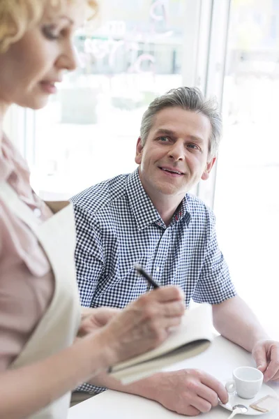 Man Zoek Naar Serveerster Schrijven Orde Notitieblok Restaurant — Stockfoto