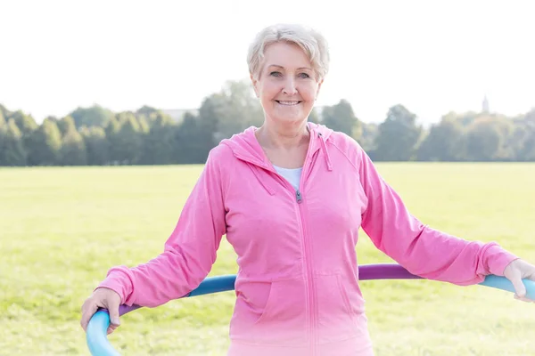 Senior Vrouw Uitoefenend Met Hoelahoep Park — Stockfoto